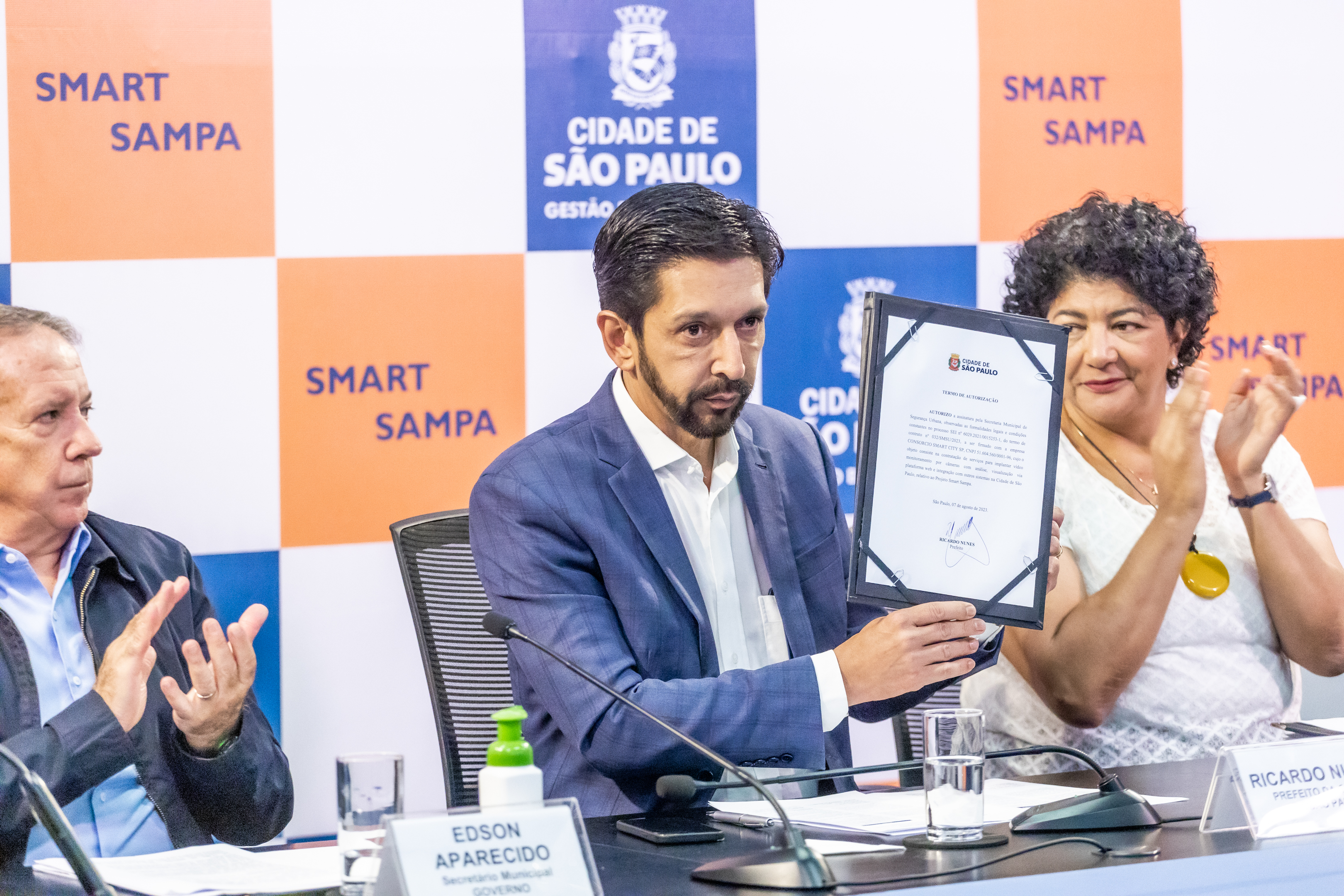 Prefeito de São Paulo, Ricardo Nunes, assina o Programa Smart Sampa